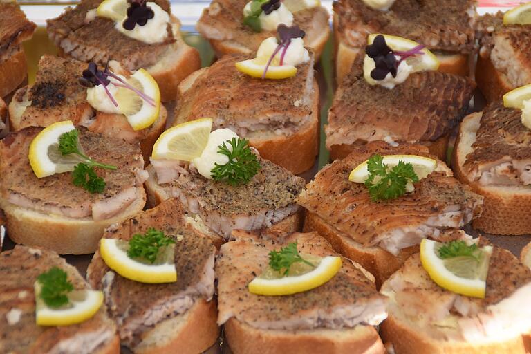 Geräuchertes Karpfenfilet als Vorspeise. Geräuchertes Karpfenfilet als Vorspeise.