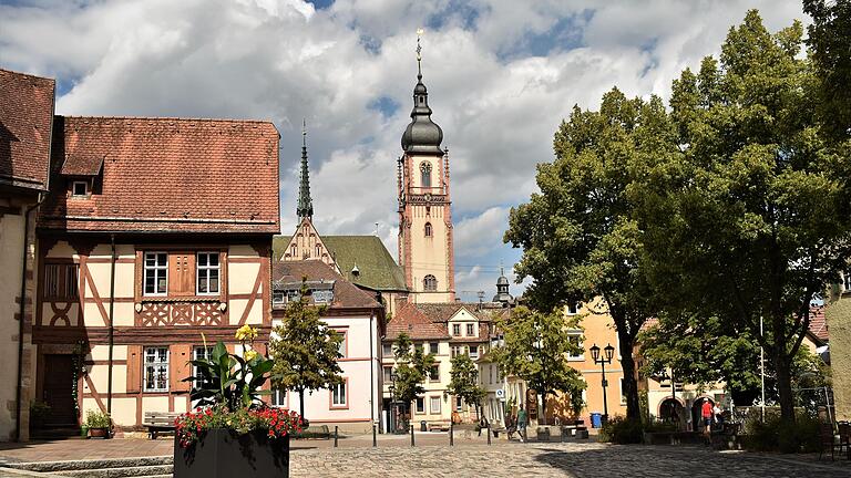 Modelleisenbahnidylle: Der Schlossplatz in Tauberbischofsheim mit Blick auf die Kirche St. Martin.