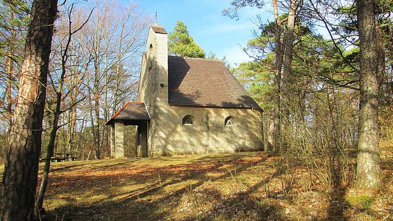 Das Umfeld der Kohlenbergkapelle erhält neue Baumpflanzungen. Auf Vorschlag von Kreisfachberater Dieter Büttner sollen hier zehn Bäume der Sorten Burgen-Ahorn und Traubeneiche ihren Standort finden .       -  Das Umfeld der Kohlenbergkapelle erhält neue Baumpflanzungen. Auf Vorschlag von Kreisfachberater Dieter Büttner sollen hier zehn Bäume der Sorten Burgen-Ahorn und Traubeneiche ihren Standort finden .