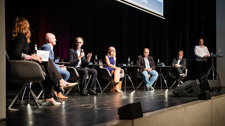 Auf dem Podium sprechen Julia Back (Main-Post), Thomas Habermann (CSU, Landrat), Guntram Nöth (CFO Preh), Caroline Trips (Präsidentin IHK), Daniel Rossmann (Betriebsrat Preh) Martin Büchs (Geschäftsführer Jopp) und Michael Endres (Main-Post). Nach Stellenabbau bei Valeo und Preh: Main-Post Podiumsdiskussion zur wirtschaftlichen Lage in der Region am Donnerstag 27.06.24  in der Stadthalle in Bad Neustadt.