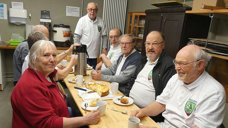 Bevor das Tagwerk beginnt, gönnt sich das Backteam noch ein Frühstück (von links): Angelika Schneider, verdeckt Brigitte Löwe, Wolfgang Denner, Günter Hack, Albert Ziegler, Karl-Heinz Fleischer, Klaus Seubert und Dieter Hensel. Bevor das Tagwerk beginnt, gönnt sich das Backteam noch ein Frühstück (von links): Angelika Schneider, verdeckt Brigitte Löwe, Wolfgang Denner, Günter Hack, Albert Ziegler, Karl-Heinz Fleischer, Klaus Seubert und Dieter Hensel.