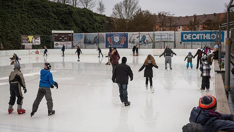 Die Eisbahn am Nigglweg in Würzburg: Die Neueröffnung wird auf Grund von Verschiebungen im Bauzeitplan nicht, wie zunächst vorgesehen, im November stattfinden können, sondern erst zu Beginn der Weihnachtsferien .Foto: Patty Varasano