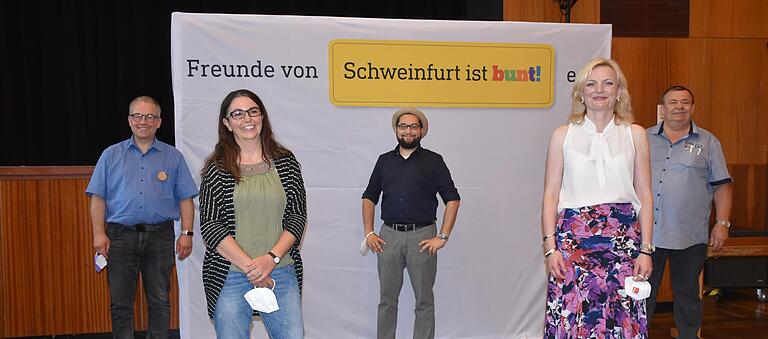 Einige Veränderungen gab es in der Vorstandschaft von 'Schweinfurt ist bunt'. Stellvertreterin von Marietta Eder (vorne rechts) ist Judith Gläser (vorne links). Die Vorstandschaft komplettieren Wolfgang Weich, Nico Lommatzsch und Hubert Heusinger (hinten von links). Einige Veränderungen gab es in der Vorstandschaft von 'Schweinfurt ist bunt'. Stellvertreterin von Marietta Eder (vorne rechts) ist Judith Gläser (vorne links). Die Vorstandschaft komplettieren Wolfgang Weich, Nico Lommatzsch und Hubert Heusinger (hinten von links). 