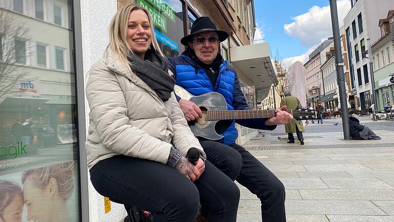 Die Sängerin Elena Kleinschrod und Gitarrist Rainer Schediwak vom'Friday-Night-Duo' eröffneten am Samstag die Schweinfurter Straßenmusikreihe.