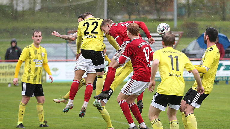 Unübersichtliche Situation im Landesliga-Derby: Nach einem Eckball verfehlt Dampfachs Luca Zeiß (daneben Teamkollege Thiemo Persch) den Ball und köpft stattdessen Schweinfurts Tim Stühler an die Seite.