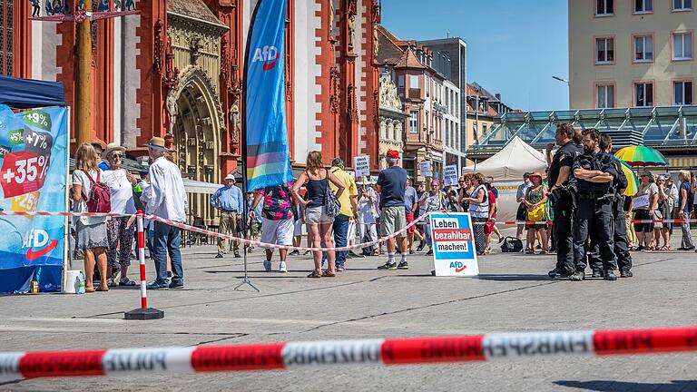 Bei 34 Grad wurde am unteren Markt in Würzburg am Samstag gegen eine Kundgebung der AfD demonstriert. Die große Gegenbewegung bliebt allerdings aus.