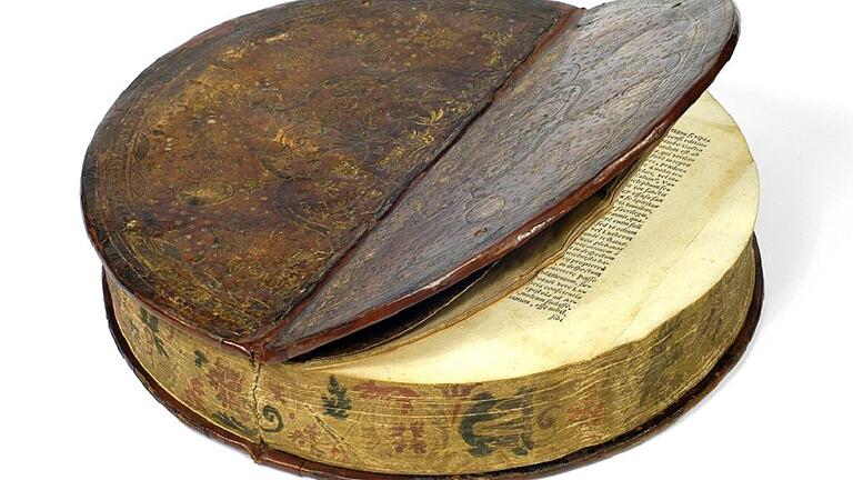 Das sogenannte Rundbuch aus der Hofbibliothek Fürstbischof Julius Echters wurde in der Werkstatt des Buchbinders Gregor Schenk d. J. geschaffen, wahrscheinlich 1573/74. Der Durchmesser der seltenen Einbandkuriosität beträgt 27, die Höhe 5,5 Zentimeter. Das sogenannte Rundbuch aus der Hofbibliothek Fürstbischof Julius Echters wurde in der Werkstatt des Buchbinders Gregor Schenk d. J. geschaffen, wahrscheinlich 1573/74. Der Durchmesser der seltenen Einbandkuriosität beträgt 27, die Höhe 5,5 Zentimeter.
