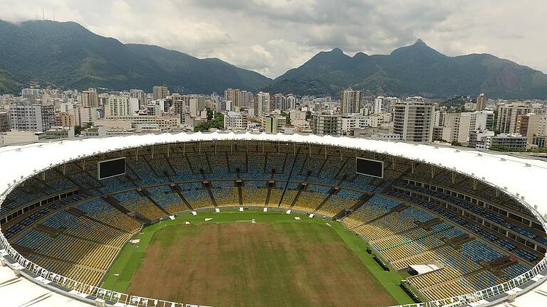 FILES-OLY-2016-RIO-ONE YEAR AFTER       -  Das legendäre Stadion Maracana in Rio de Janeiro wird immer mehr zu einer Ruine. Foto: Vanderlei Almeida, afp