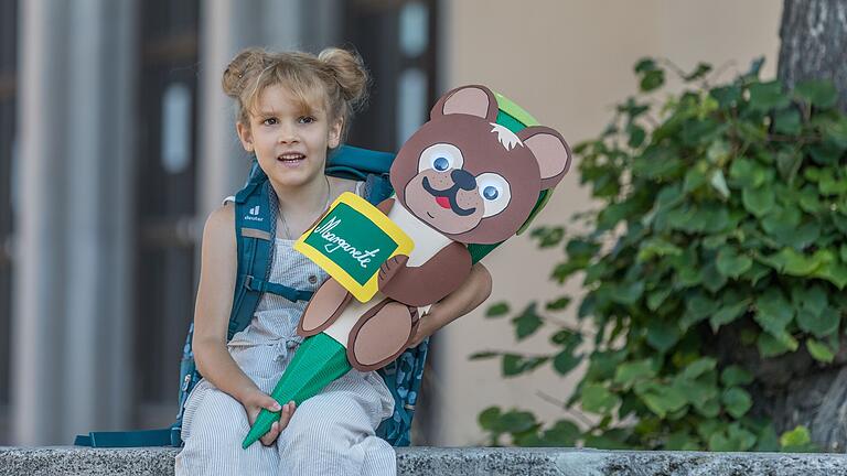 Margarete vor der Goethe-Kepler-Grundschule im Frauenland mit ihrer selbst gebastelten Bären-Schultüte. Margarete vor der Goethe-Kepler-Grundschule im Frauenland mit ihrer selbst gebastelten Bären-Schultüte.