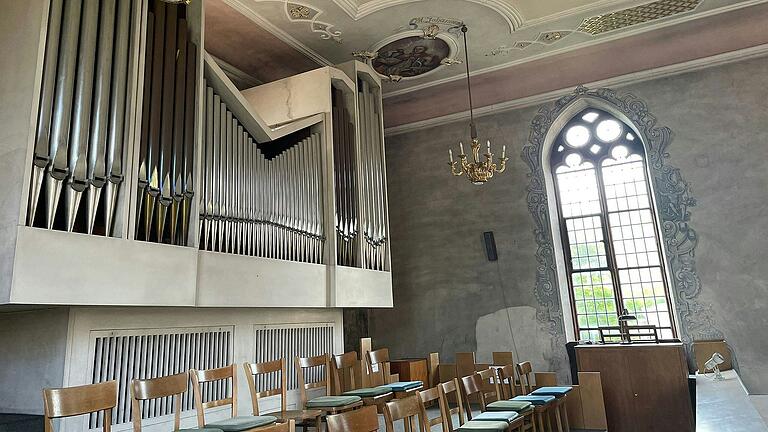 Die Karbacher Orgel mit Spieltisch im Hintergrund.