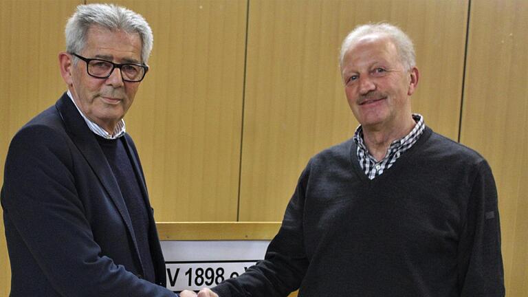 Egon Göbel, links,  gratuliert seinem Nachfolger Wolfgang Beil zur Wahl zum Vorsitzenden. Werner Vogel       -  Egon Göbel, links,  gratuliert seinem Nachfolger Wolfgang Beil zur Wahl zum Vorsitzenden. Werner Vogel
