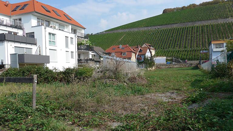 Blick vom Wiesenweg in Randersacker Richtung Ochsenfurter Straße, wo drei Mehrfamilienhäuser gebaut werden sollen.