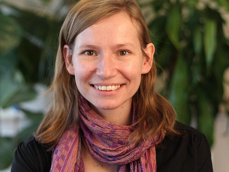 Juliane Meißner (Deutsche Lepra- und Tuberkulosehilfe e.V.) beschäftigt die Situation der Frauen in Afghanistan. Regelmäßig tauscht sie sich in ihrem beruflichen Alltag mit dort ansässigen Partnerorganisationen des DAHW aus. Juliane Meißner (Deutsche Lepra- und Tuberkulosehilfe e.V.) beschäftigt die Situation der Frauen in Afghanistan. Regelmäßig tauscht sie sich in ihrem beruflichen Alltag mit dort ansässigen Partnerorganisationen des DAHW aus. 
