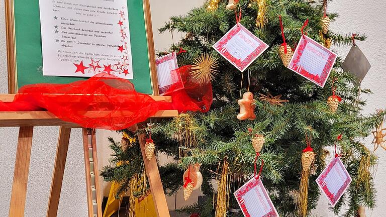 Über 60 Wunschzettel hingen Anfang Dezember am Christbaum im Eingangsbereich des Hofheimer Altenservicezentrums.