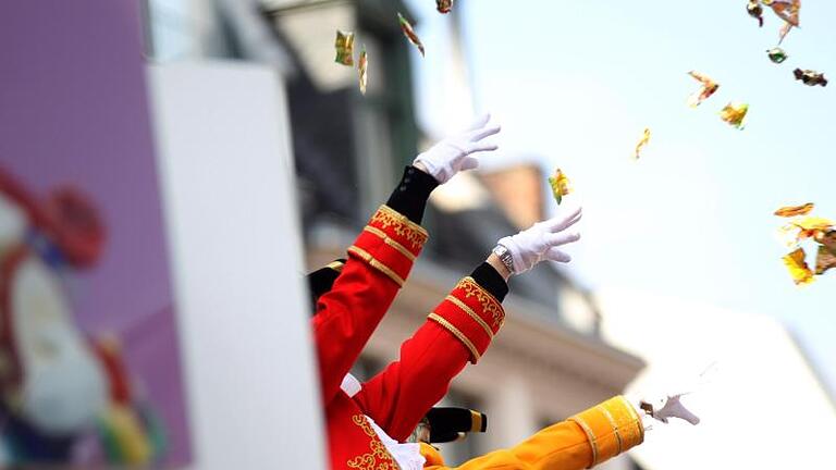 Von einem Karnevalswagen werden Kamelle geworfen. Foto: picture alliance/Oliver Berg/dpa/Archiv - Warum wird Fasching bereits am 11. November gefeiert? Was ist der Unterschied zwischen Fasching, Fastnacht und Karneval? Hier gibt es die Antworten und Infos rund um Bräuche und Termine. Von einem Karnevalswagen werden Kamelle geworfen. Foto: picture alliance/Oliver Berg/dpa/Archiv - Warum wird Fasching bereits am 11. November gefeiert? Was ist der Unterschied zwischen Fasching, Fastnacht und Karneval? Hier gibt es die Antworten und Infos rund um Bräuche und Termine.