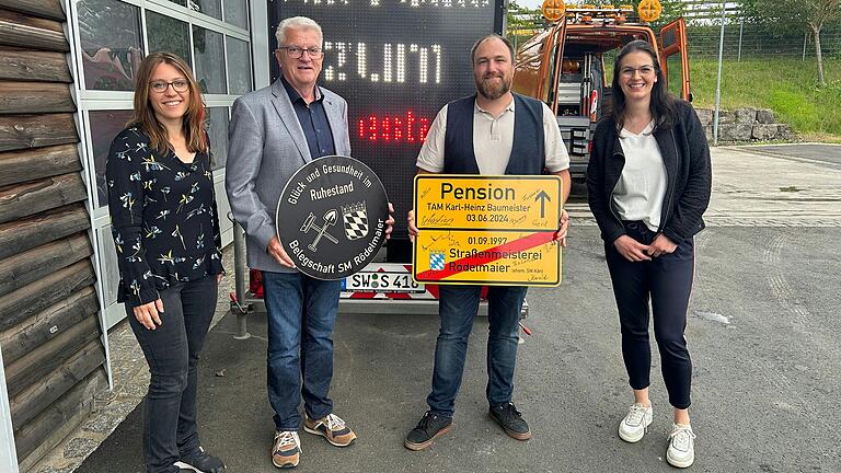 Auf dem Foto von links: Kathrin Seufert (Verwaltungsbeschäftigte SM Roe), Dienststellenleiter Karl-Heinz Baumeister, neuer Dienststellenleiter Sebastian Geis, Christina Metz (Verwaltungsbeschäftigte SM Roe).