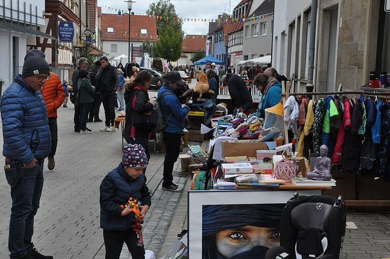 Der Flohmarkt am Samstag litt unter kühlen Temperaturen. Der Flohmarkt am Samstag litt unter kühlen Temperaturen.