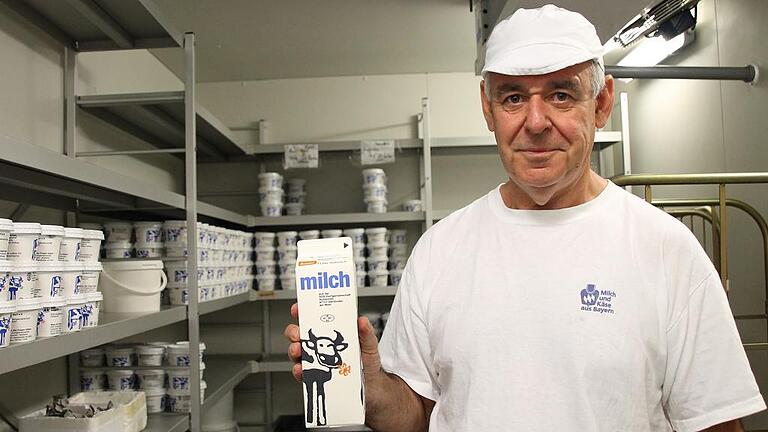 Molkereimeister Dirk Finster hat die Molkerei im SOS-Dorf Hohenroth auf- und jetzt umgebaut. Das Foto zeigt ihn im Kühlraum. Molkereimeister Dirk Finster hat die Molkerei im SOS-Dorf Hohenroth auf- und jetzt umgebaut. Das Foto zeigt ihn im Kühlraum.