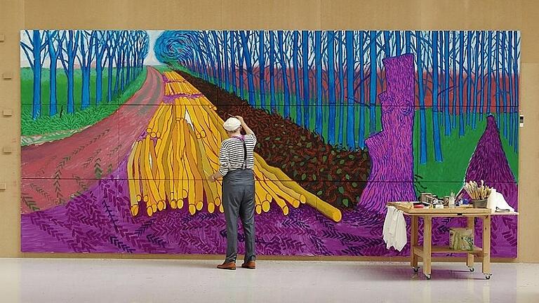 Film über Künstler David Hockney       -  (jogi)   Das Movie-Kino im Luitpoldhaus in Marktheidenfeld zeigt aus der Reihe &bdquo;Exhibition on Screen&ldquo; den Kunstfilm &bdquo;David Hockney in der Royal Academy of Arts&ldquo; am Sonntag, 21. Januar, um 12 Uhr und am Dienstag, 23. Januar, um 19 Uhr (Länge: circa 90 Minuten). Der Kurzinhalt: Weithin als einer der populärsten britischen Künstler bekannt ist David Hockney eine globale Sensation mit Ausstellungen in London, New York und Paris, die weltweit Millionen von Besuchern anziehen. Auch mit 90 Jahren zeigt Hockney keine Anzeichen, kürzertreten zu wollen oder die ihm zu eigene Kühnheit zu verlieren. In persönlichen Interviews zeigt der Film eine so noch nie zuvor gesehene Seite von Hockney und folgt dabei zwei erfolgreichen Ausstellungen, die 2012 und 2016 in der Royal Academy of Arts in London stattfanden.