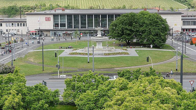 Der heutige Bahnhof ohne Pavillons. Das Bild zeigt den Blick aus der Mitarbeiterkantine des C&A.