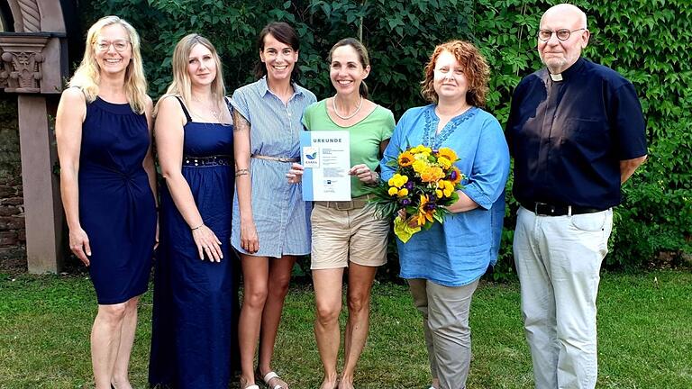 Freuen sich über die erneute Zertifizierung des Würzburger Exerzitienhauses Himmelspforten (von links): Gudrun Dittmann-Nath (Verwaltungsleitung und Umwelmanagementvertreterin), Carolin Dürr (EMAS Team-Mitglied), Eva-Maria Weimann (Umweltmanagementbeauftragte), Doris Heimsoth (EMAS), Birgit Förster (EMAS) und Domvikar Burkhard Rosenzweig (Rektor des Exerzitienhauses).&nbsp;