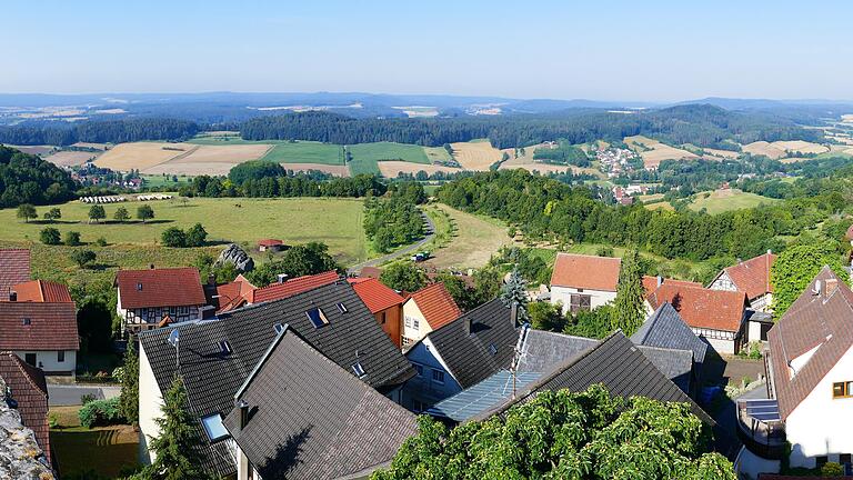 Weite Fluren: Blick von der Burgruine Altenstein nach Westen über das Hofheimer Land. Die gleichnamige Gemeindeallianz kämpft mit bemerkenswertem Erfolg gegen das Ausbluten der ländlichen Region - und fortan auch verstärkt für die Digitalisierung.