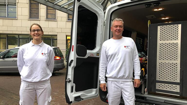 Unterwegs mit dem Patientenfahrdienst des Bayerischen Roten Kreuzes in Schweinfurt. Im Bild Larissa Mihaly-Schuld und Oliver Samotia vor dem Krankenhaus St. Josef. Die beiden bringen regelmäßig Dialyse-Patienten auch hierher zur Behandlung. Für das Foto haben sie die Corona-Schutzmasken kurz abgenommen. Unterwegs mit dem Patientenfahrdienst des Bayerischen Roten Kreuzes in Schweinfurt. Im Bild Larissa Mihaly-Schuld und Oliver Samotia vor dem Krankenhaus St. Josef. Die beiden bringen regelmäßig Dialyse-Patienten auch hierher zur Behandlung. Für das Foto haben sie die Corona-Schutzmasken kurz abgenommen. 