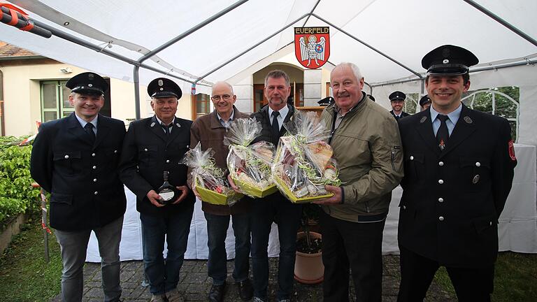 Die beiden Vorsitzenden Christian Schmitt und Philipp Weippert (außen) verabschiedeten in der Jahreshauptversammlung der Feuerwehr Euerfeld Bertram Rettner in den Feuerwehrruhestand und Klaus Weippert, Rudolf Molitor sowie Eduard Mack (von links) aus dem Verwaltungsrat der Feuerwehr.