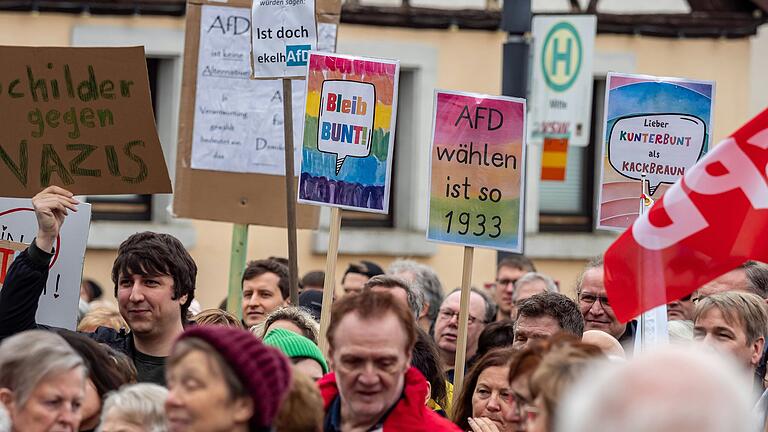 Sich öffentlich für den Schutz der Demokratie einzusetzen (wie bei der Demonstration am 17. Februar in Gochsheim), dazu riefen mehrere Fraktionen im Schweinfurter Kreistag auf.