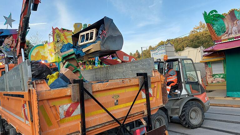 Der Restmüll wird mit dem Radlader und dem Unimog eingesammelt und zum Bauhof gebracht.