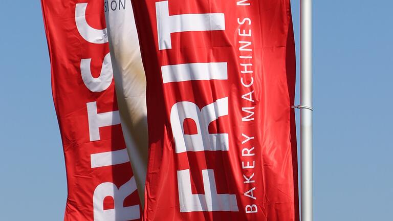 Vor ihrem Technologiezentrum in Kitzingen zeigt die Unternehmensgruppe Fritsch Flagge.