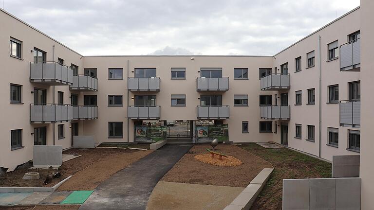 Noch ist nicht alles fertig, aber im Oktober sollen die 59 Sozialwohnungen der Stadt in der Breslauer Straße bezugsfertig sein. Hier der Blick in einen der Innenhöfe.&nbsp;