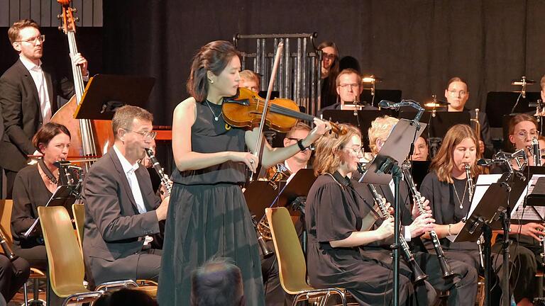 Die gebürtige Koreanerin Sinn Yang war mit ihrer Violine die Solistin beim Benefizkonzert „Vigor Ventis – Lebenskraft Musik“ in der Kürnacher Höllberghalle.