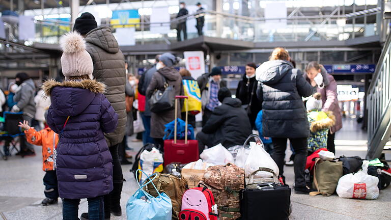 Ukraine-Konflikt - «Willkommensgruppen» für Schüler geplant.jpeg       -  Flüchtlinge aus der Ukraine warten in einer Bahnhofshalle. CSU-Landesgruppenchef Alexander Dobrindt will Ukrainer ausweisen, die in Deutschland keine Arbeit haben.