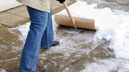 Wer räumt, wenn's schneit?       -  Zum Winterbeginn stellt sich vielen die Frage, wer bei Schnee und Eis räumen und streuen muss. Wer ohne Streit mit seinem Vermieter durch den Winter kommen will, sollte einige wichtige Punkte beachten, rät der Deutsche Mieterbund Landesverband Bayern.