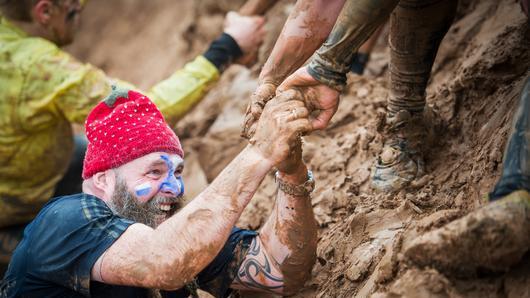 Extremlauf Braveheartbattle       -  Durch Schlamm und Matsch die Festung hoch. Am Sonntag startet das erste RockRace in Würzburg. Dieses Bild zeigt einen ähnlichen Lauf, das Braveheart-Battle in Münnerstadt.