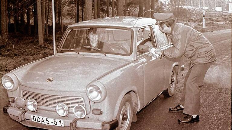 Am Grenzübergang zwischen Allertshausen und Hellingen: Die erneuerte Straße wurden am 26. Januar 1990 freigegeben.