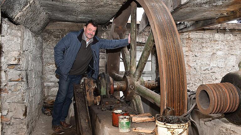 Das Steinwerk, in dem Paul Hofmann sein gesamtes Berufsleben verbracht hat, muss er jetzt abreißen. Das tonnenschwere Schwungrad der großen Gattersäge stammt noch aus den Gründertagen.