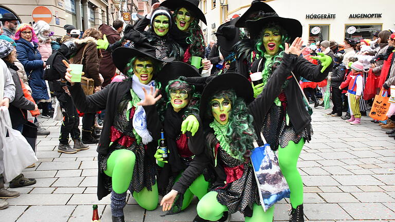 Als Hexen waren das Showballett aus Goßmannsdorf beim Faschingzug unterwegs.&nbsp;