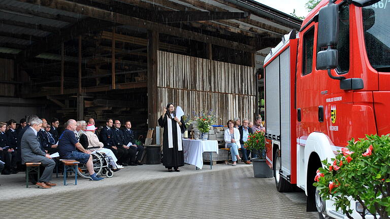 Segnung des neuen Tragkraftspritzenfahrzeugs TSF-W: Bei einem Gottesdienst erbat Pfarrerin Beate Hofmann-Landgraf den Segen Gottes.