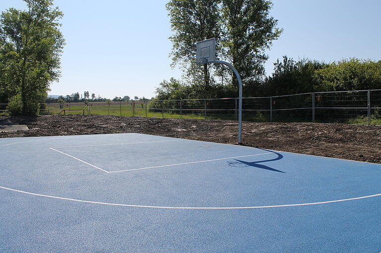 Auf diesem Feld kann künftig Street- und Basketball gespielt werden. Auf diesem Feld kann künftig Street- und Basketball gespielt werden.
