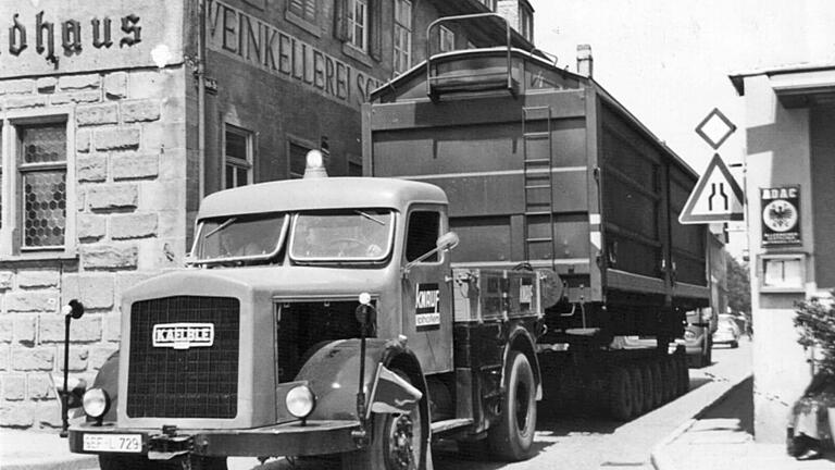 Das war in den 1970er-Jahren:&nbsp; Die im Werk an der Ottelmannshäuser Straße gefertigten Gipskartonplatten wurden mit Tiefladern zum Bahnhof gefahren und von dort aus per Zug nach Iphofen  transportiert.