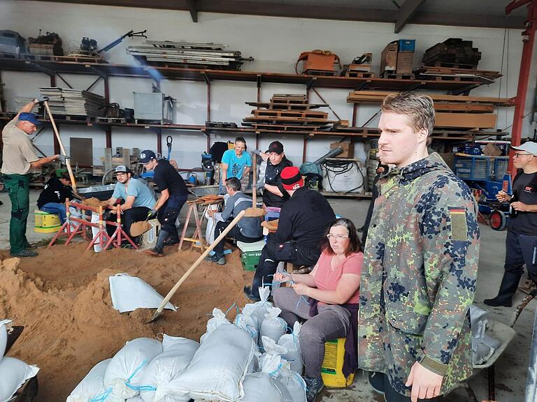 Spontan fanden sich in Dingolshausen am Freitag eine große Zahl an Helfern, die Sandsäcke füllten. Spontan fanden sich in Dingolshausen am Freitag eine große Zahl an Helfern, die Sandsäcke füllten.