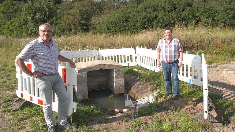 Stefan Ziegler (links) und Bürgermeister Josef Demar freuen sich schon darauf, wenn der Brunnen in den nächsten Wochen fertig wird.&nbsp;