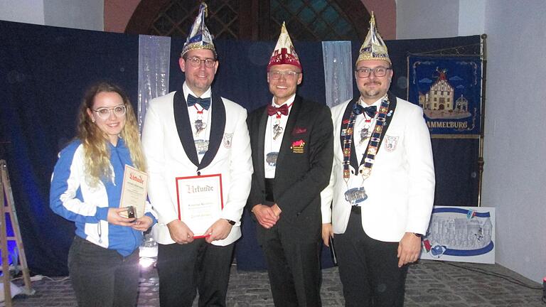 FVF-Vize André Köstner (2. von rechts) und Sitzungspräsident Sebastian Kröckel (rechts) gratulierten (von links) Eva Schiffner zur silbernen Ehrennadel und Sebastian Kleinhenz zum „Till von Franken“ in Silber. - FVF-Vize André Köstner (2. von rechts) und Sitzungspräsident Sebastian Kröckel (rechts) gratulierten (von links) Eva Schiffner zur silbernen Ehrennadel und Sebastian Kleinhenz zum „Till von Franken“ in Silber. FVF-Vize André Köstner (2. von rechts) und Sitzungspräsident Sebastian Kröckel (rechts) gratulierten (von links) Eva Schiffner zur silbernen Ehrennadel und Sebastian Kleinhenz zum „Till von Franken“ in Silber. - FVF-Vize André Köstner (2. von rechts) und Sitzungspräsident Sebastian Kröckel (rechts) gratulierten (von links) Eva Schiffner zur silbernen Ehrennadel und Sebastian Kleinhenz zum „Till von Franken“ in Silber.