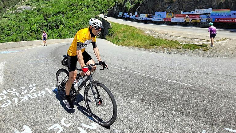 21 Serpentinen, 14 Kilometer: Der Anstieg nach Alpe d'Huez ist einer der berühmtesten des Radsports, ein Klassiker der Tour de France. Jochen Jörg fuhr ihn in einem Gelben Trikot des Teams Telekom, das er sich 1997 nach dem Tour-Sieg von Jan Ullrich gekauft hatte. 21 Serpentinen, 14 Kilometer: Der Anstieg nach Alpe d'Huez ist einer der berühmtesten des Radsports, ein Klassiker der Tour de France. Jochen Jörg fuhr ihn in einem Gelben Trikot des Teams Telekom, das er sich 1997 nach dem Tour-Sieg von Jan Ullrich gekauft hatte.