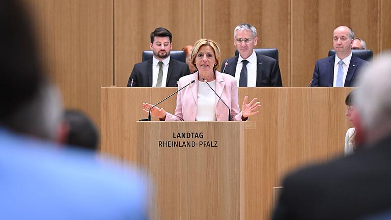 Sondersitzung Landtag Rheinland-Pfalz - Malu Dreyer bei ihrer Abschiedsrede. Sondersitzung Landtag Rheinland-Pfalz - Malu Dreyer bei ihrer Abschiedsrede.
