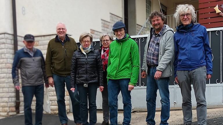 Mitglieder des Förderkreises ehemalige Synagoge reinigen die Stolpersteine und legen Blumen nieder (von links): Helmut Heppel, Gerhard Kraft, Gerda Heppel, Ingrid Hüsam, Wolfgang Tröster, Peter Kretzinger, Georg Schirmer.&nbsp; In Karlstadt waren beteiligt: Gustav Eichler, Petra Zeilmann, Alfred Dill.