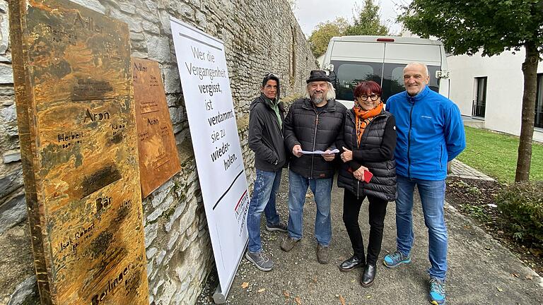 Freuen sich über die Verwirklichung des Projekts Denkzeichen in Schweinfurt: (v.l.) Bildhauerin Steff Bauer, Diplomingenieur Sven Knobling sowie Johanna Bonengel und Hannes Helferich von der Initiative gegen das Vergessen.