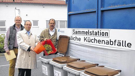 Die grauen Tonnen: Küchenabfälle werden im Bringsystem im Wertstoffhof und an den Sammelplätzen für Gartenabfälle angenommen. Bild von links: Abfallberater Ludwig Paul, Umweltreferent Ralf Bretin und Axel Meffert, Leiter des Servicebetriebs Bau und Stadtgrün.